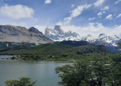 paisaje laguna y montañas chalten