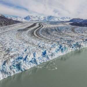 Vista de glaciar patagónico durante una navegación desde El Calafate
